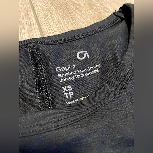 GapFit Brushed Tech Jersey Long Sleeve - Picture 2 of 3